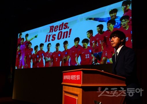 올림픽축구대표팀 신태용 감독이 27일 서울 광화문 교보생명빌딩 교보컨벤션홀에서 2016리우데자네이루올림픽에 나설 18명의 태극전사를 발표했다. 신 감독은 1차 목표인 조별리그 통과를 위해선 독일과의 2차전이 분수령이 될 것으로 전망하며 필승을 다짐했다. 2회 연속 메달 획득을 향한 올림픽축구대표팀의 힘찬 전진이 시작됐다. 김진환 기자 kwangshin00@donga.com