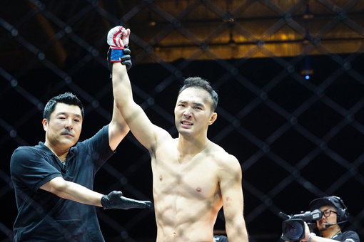 2일 중국 후난성 창사 후난국제전시센터에서 열린 ‘샤오미 로드FC 032’ 대회에서 중국의 주마비에커 투얼쉰을 TKO로 제압하고 8경기 무패행진을 이어간 김수철. 1라운드 2분53초만에 경기를 끝낸 김수철은 UFC 출신 파이터를 상대로 5승째를 기록했다. 사진제공|로드FC