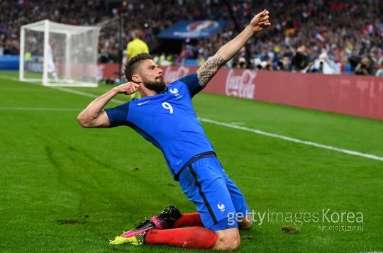 프랑스의 올리비에 지루가 4일(한국시간) 생드니의 스타드 드 프랑스에서 벌어진 2016유럽축구선수권대회 8강전에서 아이슬란드를 맞아 팀의 5번째 골을 터트린 뒤 자축 세리머니를 펼치고 있다. 사진=ⓒGettyimages이매진스
