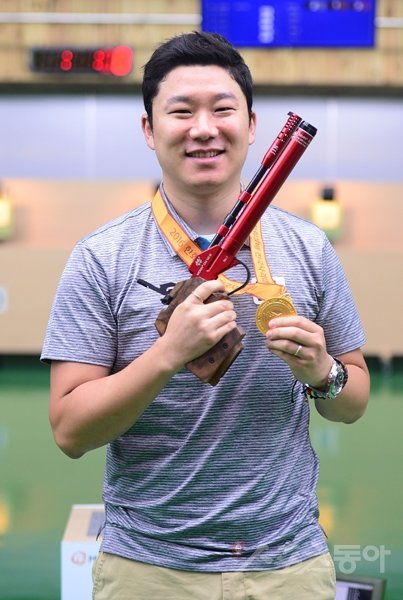 진종오가 6일 청주종합사격장에서 열린 2016 한화회장배 전국사격대회 2일째 남자일반부 10m 공기권총에서 우승한 뒤 금메달을 손에 쥐고 미소 짓고 있다. 스포츠동아DB