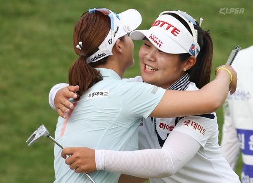 루키 이소영(오른쪽)이 10일 강원도 평창군 용평리조트 버치힐 골프장에서 열린 KLPGA 투어 초정탄산수 용평리조트오픈에서 데뷔 첫 우승을 차지했다. 18번홀 퍼트를 마친 뒤 우승 경쟁을 펼친 박결과 포옹하며 활짝 웃고 있는 이소영. 사진제공 |KLPGA