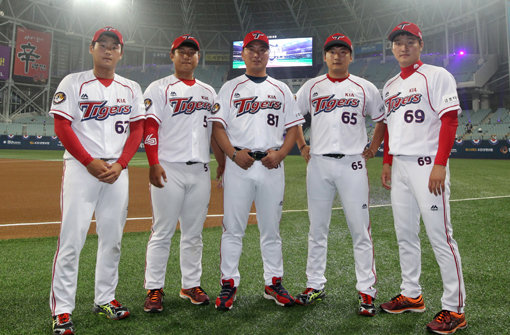 15일 고척스카이돔에서 열린 퓨처스 올스타전에 참가한 KIA 신범수, 황대인, 정회열 2군 감독, 이준영, 전상현(왼쪽부터)이 경기 전 포즈를 취했다.
사진제공|KIA 타이거즈