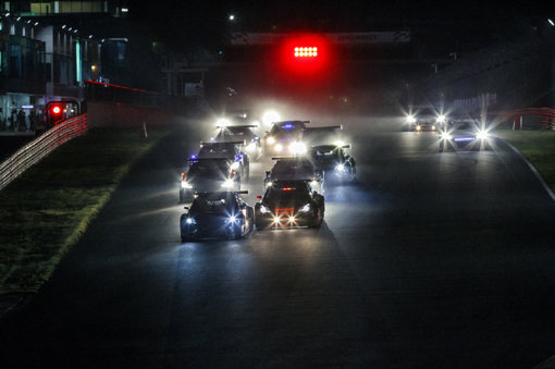 모터스포츠 팬들을 위한 최고의 여름 밤 축제인 CJ대한통운 슈퍼레이스 챔피언십 나이트레이스가 30일 강원도 인제스피디움에서 열린다. 지난해 나이트레이스 경주모습. 사진제공｜CJ대한통운 슈퍼레이스