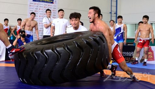 생애 첫 올림픽 출전을 앞둔 레슬링국가대표 류한수(오른쪽)는 2013세계선수권, 2014인천아시안게임, 2015아시아선수권 금메달에 이어 2016리우데자네이루올림픽에서 그랜드슬램에 도전한다. 태릉선수촌 | 김종원기자 won@donga.com