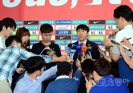 “메달 따고 돌아오겠습니다.” 올림픽축구대표팀 신태용 감독이 18일 브라질 상파울루로 출국하기에 앞서 인천국제공항에서 자신감 넘치는 표정으로 취재진의 질문에 답하고 있다. 인천국제공항｜ 김민성 기자 marineboy@donga.com