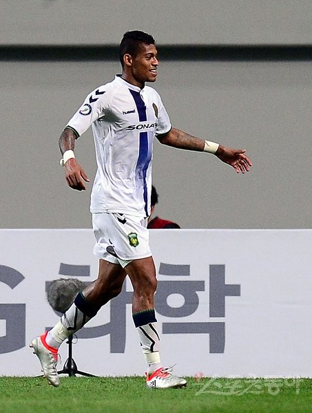 전북현대 로페즈가 20일 FC서울과의 K리그 클래식 21라운드 원정경기에서 1-1로 맞선 후반 14분 골을 터트린 뒤 환호하고 있다. 상암| 김종원 기자 won@donga.com