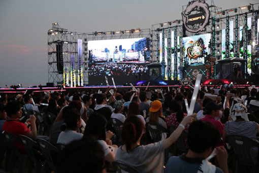 여름을 맞아 전국 곳곳에서 다양한 게임 체험행사가 열린다. 엔씨소프트는 8월12일부터 15일까지 해운대 해수욕장에서 e스포츠대회와 문화공연을 결합한 ‘피버 페스티벌’을 개최한다. 지난해 8월 해운대에서 열린 ‘블소 토너먼트’ 결승전. 사진제공｜엔씨소프트