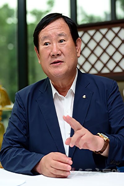 김진도 회장이 21일 제37대 대한유도회장으로 선출됐다. 김 회장은 외부 청탁을 일절 배제하는 인사로 유도계의 화합을 이끌어낼 각오를 드러냈다. 김종원 기자 won@donga.com