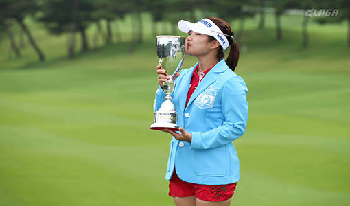 이승현이 24일 경기도 파주시 서원밸리 골프장에서 열린 KLPGA투어 문영퀸즈파크 챔피언십에서 2년 2개월 만에 통산 4승째를 달성했다. 하늘색 우승재킷을 입고 트로피에 입을 맞추고 있는 이승현. 사진제공 ｜ KLPGA