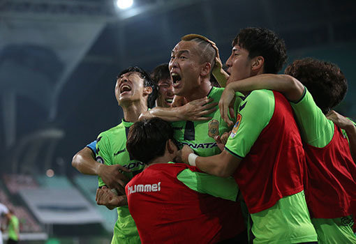 전북 김신욱이 24일 울산전에서 역전 결승골을 터뜨린 뒤 포효하고 있다. 사진제공｜한국프로축구연맹