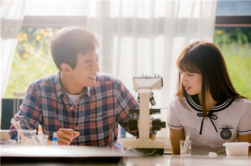 SBS 월화드라마 ‘닥터스’에서 열연 중인 김래원(왼쪽)과 박신혜의 인기에 이들의 전작도 덩달아 관심을 모으고 있다. 사진제공|SBS