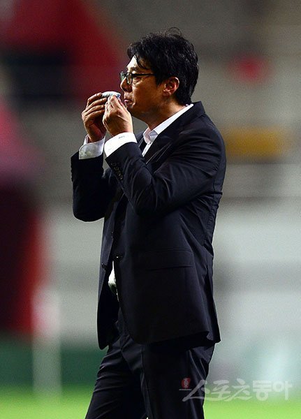 2위를 간신히 지키고 있는 FC서울 황선홍 감독이 31일 친정팀 포항 스틸러스와 맞붙는다. 서울 사령탑 취임 이후 포항과의 첫 만남이라 더욱 눈길을 끈다. 스포츠동아DB