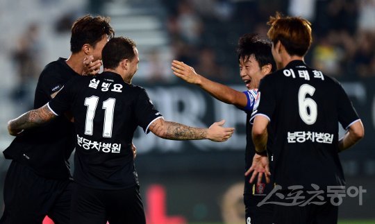 3일 성남 탄천종합운동장에서 열린 ‘현대오일뱅크 K리그 클래식 2016’ 성남 FC와 FC 서울의의 경기에서 성남 실빙요가 골을 성공한 뒤 동료들과 기쁨을 나누고 있다. 탄천 | 김민성 기자 marineboy@donga.com