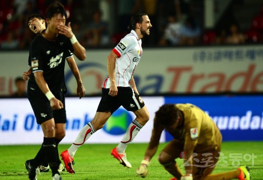 3일 성남 탄천종합운동장에서 열린 ‘현대오일뱅크 K리그 클래식 2016’ 성남 FC와 FC 서울의의 경기에서 서울 데얀이 동점골을 성공하자 성남 선수들이 아쉬워하고 있다. 탄천 | 김민성 기자 marineboy@donga.com