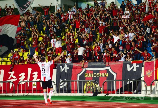 3일 성남 탄천종합운동장에서 열린 ‘현대오일뱅크 K리그 클래식 2016’ 성남 FC와 FC 서울의의 경기에서 서울 데얀이 역전골을 성공한 뒤 팬들의 환영을 받고 있다. 탄천 | 김민성 기자 marineboy@donga.com