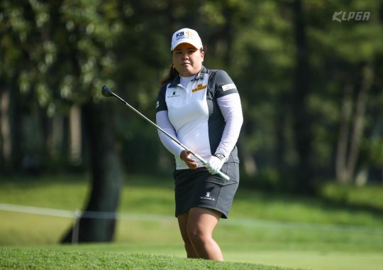 부상에서 회복해 약 두 달 만에 필드로 돌아온 박인비가 5일 제주 오라골프장에서 열린 KLPGA 투어 제주삼다수마스터스 1라운드에서 올림픽을 앞두고 마지막 실전 점검에 나섰다. 10번홀에서 칩샷 후 공을 바라보고 있는 박인비. 사진제공 | KLPGA