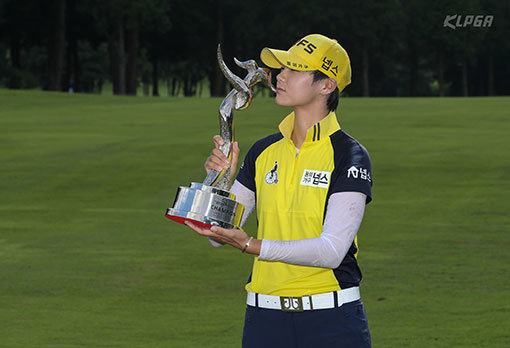 박성현이 7일 제주 오라골프장에서 열린 KLPGA 투어 제주삼다수마스터스에서 약 3개월 만에 우승을 추가하며 시즌 5승째를 달성했다. 상금과 대상, 다승 부문에서 모두 1위에 오른 박성현은 3관왕을 예약했다. 우승 뒤 트로피에 입을 맞추고 있는 박성현. 사진제공| KLPGA