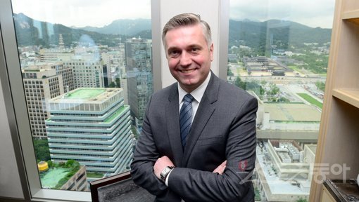 “서울의 중심이면서 고궁부터 맛집까지 한국여행의 재미를 느낄 수 있는 다양한 로컬문화를 쉽게 접할 수 있는 광화문에 있다는 것이 우리 호텔의 매력 중 하나죠.” 28층 이그제큐티브 클럽 라운지에서 경복궁과 북악산이 내려다보이는 멋진 뷰를 소개하는 루보쉬 바타 포시즌스호텔서울 총지배인. 김종원 기자 won@donga.com