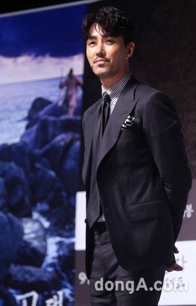 배우 차승원이 9일 오전 서울 강남구 압구정 한 멀티플렉스관에서 열린 영화 ‘고산자 대동여지도’ 제작보고회에 참석해 포토타임을 하고 있다. 동아닷컴 국경원 기자 onecut@donga.com