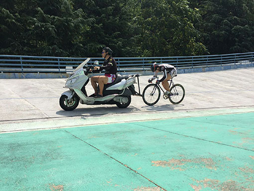요즘 경륜 선수들이 스피드를 올리기 위해 많이 사용하는 오토바이 유도훈련의 모습. 앞에서 오토바이가 리드하고 경륜 선수들은 그 스피드를 따라잡기 위해 더 빨리 페달을 밟아야 한다. 사진제공|국민체육진흥공단
