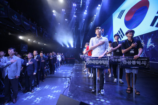 아마추어 e스포츠 유망주 발굴과 e스포츠 저변 확대를 위한 ‘제8회 2016 대통령배 KeG’ 결선이 13일부터 15일까지 서울 상암동 서울e스타디움에서 열린다. 지난해 대회 개회식에서 선전을 다짐하는 선수단. 사진제공|한국e스포츠협회