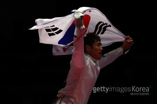 박상영은 10일(한국시간) 브라질 리우데자네이루 올림픽파크 카리오카 체육관 3관에서 벌어진 2016리우데자네이루올림픽 펜싱 남자 에페 개인전 결승에서 제자 임레(헝가리)를 꺾고 금메달을 따냈다. 10-14의 절대 열세를 극복하고 대역전 드라마를 완성한 박상영이 태극기를 펼쳐들고 환호하고 있다. 사진=ⓒGettyimages이매진스