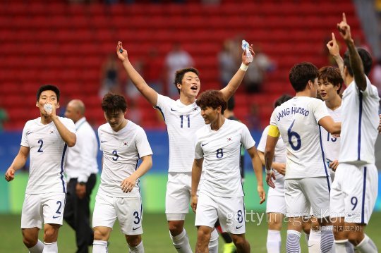 남자축구대표팀이 11일(한국시간) 브라질리아 마네 가린샤 스타디움에서 벌어진 2016리우데자네이루올림픽 조별리그 C조 최종전에서 멕시코를 1-0으로 누르고 조 1위로 8강행을 확정한 뒤 그라운드를 돌며 승리를 자축하고 있다. 한국은 14일 온두라스와의 8강전에서 승리할 경우 브라질-콜롬비아전 승자와 18일 결승행 티켓을 다툰다. 사진=ⓒGettyimages이매진스