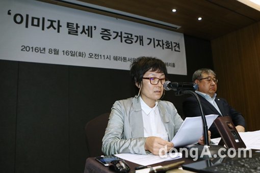 공연기획사 하늘소리 이광희 대표가 17일 오전 서울 서초구 쉐라톤팔래스호텔에서 열린 가수 이미자의 탈세 증거공개 기자회견에 참석해 입장을 발표하고 있다. 동아닷컴 방지영 기자 doruro@donga.com