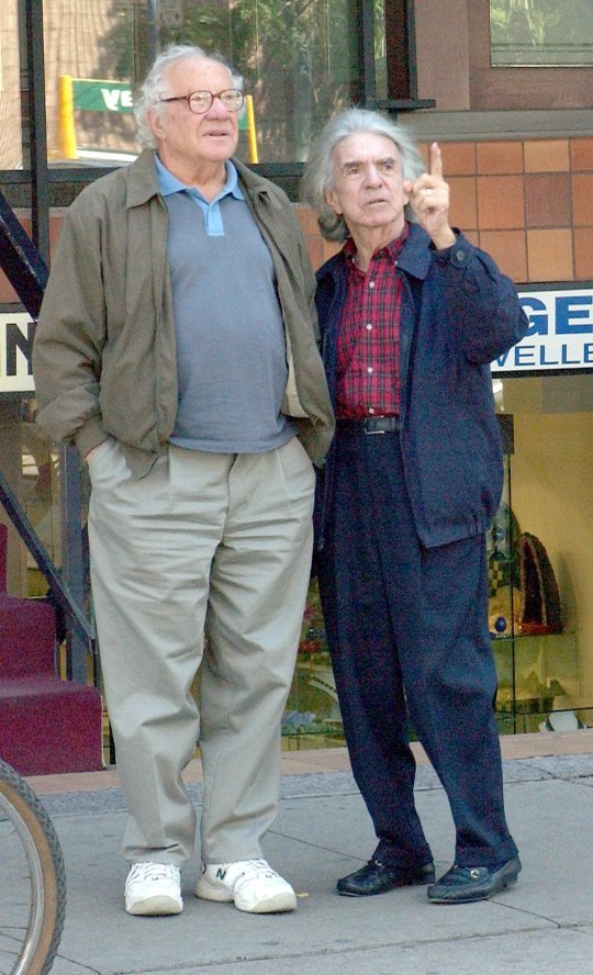 친구와 함께 있는 아서 힐러(오른쪽)