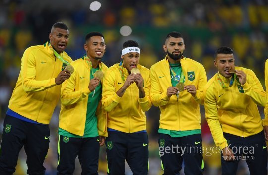 브라질이 올림픽 남자축구에서 첫 금메달을 따냈다. 브라질은 21일(한국시간) 마라카낭 스타디움에서 벌어진 리우올림픽 남자축구 결승에서 독일과 연장까지 1-1로 비긴 뒤 승부차기에서 5-4로 이겼다. 네이마르(가운데)를 비롯한 브라질선수들이 금메달을 들어 보이며 기뻐하고 있다. 사진=ⓒGettyimages이매진스