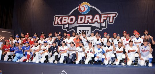 22일 서울 양재동 더케이호텔에서 ‘2017 KBO 신인 드래프트’가 열렸다. 10개구단에 지명된 신인선수들이 기념촬영을 하고 있다.  

김민성 기자 marineboy@donga.com