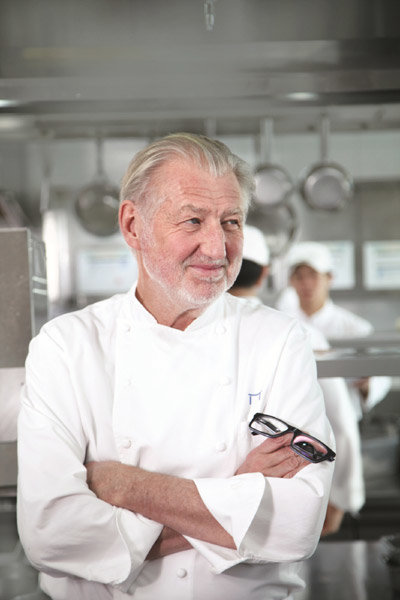 66세의 나이에도 런던 도쿄, 파리, 홍콩, 두바이, 라스베가스, 모스크바, 베를린 등 전 세계에 퍼져있는 자신의 레스토랑을 돌며 지역 식재로로 새로운 메뉴를 개발하고 각국의 손님과 소통하는 피에르 가니에르. “내 스타일을 유지하면서도 매번 새로운 맛과 프레젠테이션을 창조하기 위해 고민한다”는 열정의 소유자이다. 사진제공|롯데호텔서울