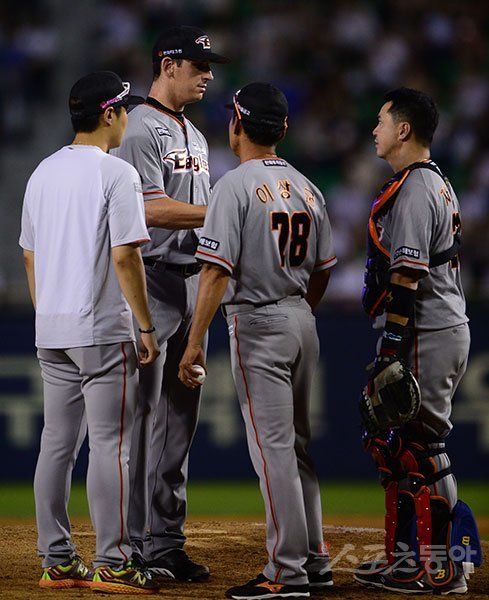 타고투저는 확실한 카드부터 소진하는 등 불펜 운영의 틀까지 바꾸고 있다. 한화 같은 경우 선발보다 중간계투들이 더 많은 이닝을 소화하는 기형적인 현상까지 나타나고 있다. 스포츠동아DB