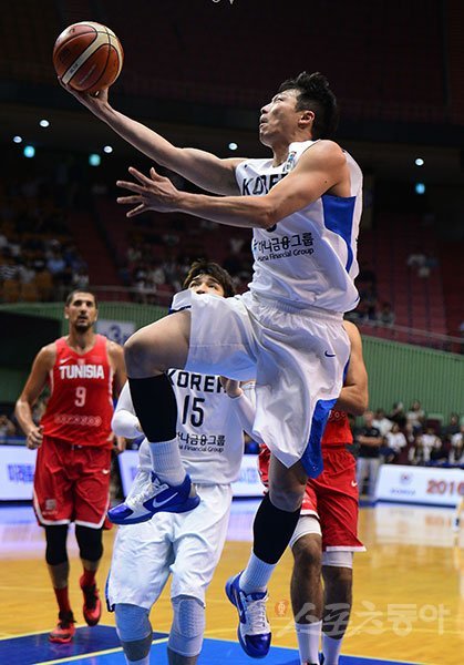 농구대표팀 이정현이 29일 튀니지전에서 골밑 슛을 던지고 있다. 잠실｜김진환 기자 kwangshin00@donga.com