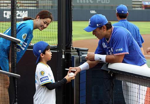 삼성 이승엽(오른쪽)은 실력이면 실력, 인성이면 인성, 빠질 것 없는 선수다. 그라운드 안에서나 밖에서나 타의 모범이 되는 이승엽이 18일 수원 kt전에서 어린이 팬에게 사인을 해주고 있다. 어린이팬에게 사인을 해줄 때에도 늘 배려를 해주는 이승엽이다. 사진제공｜스포츠코리아