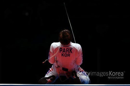 스포츠의 기본정신은 ‘정정당당’이다. 그래야 각본 없는 드라마가 연출될 수 있다. 2016리우데자네이루올림픽 펜싱 남자 에페 결승에서 기적 같은 역전승을 거둔 한국 박상영이 금메달을 확정한 뒤 기뻐하고 있다. 사진=ⓒGettyimages이매진스
