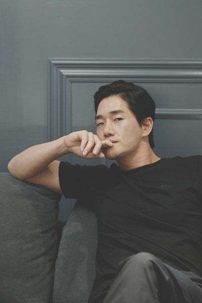 완성된 시나리오를 바탕으로 연기하는 영화와 달리, 촬영하며 만들어가는 드라마 현장은 유지태에겐 시간과의 싸움이었다. 그는 “드라마는 감정과 대사가 다소 어긋나도 유연하게 대처할 줄 알아야 한다”는 사실을 새삼 깨닫게 됐다. 사진제공｜나무엑터스