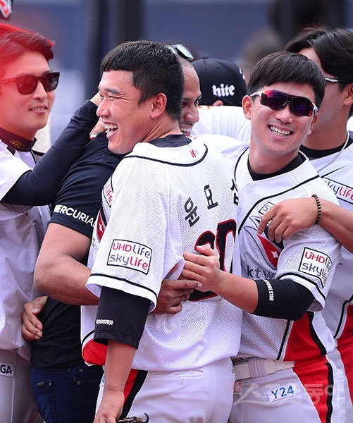 kt 외국인타자 앤디 마르테(왼쪽)가 4일 수원 LG전에 앞서 팬과 선수단과 작별을 고한 가운데 윤요섭과 포옹을 하고 있다. 허리 부상으로 인해 시즌을 조기에 마감해 귀국을 앞두고 작별인사를 했다. 수원｜김진환 기자 kwangshin00@donga.com