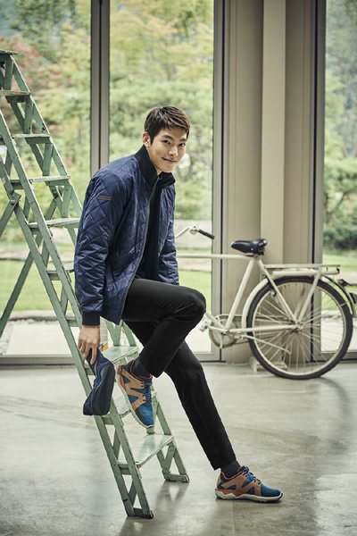 아웃도어 아이템은 명절 부모님 선물을 위한 스테디셀러다. 이번 추석에는 가볍고 쾌적하면서 발이 편한 워킹화로 부모님께 ‘건강’을 선물해 드리는 것은 어떨까. 머렐의 초경량 워킹화를 신은 전속모델 김우빈. 사진제공|머렐