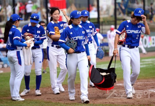 WBSC(세계야구소프트볼연맹) 2016 기장여자야구월드컵 슈퍼라운드 한국과 캐나다 경기가 9일 부산 기장군 현대차 드림볼파크에서 열렸다. 경기 전 훈련을 마친 한국 선수들이 더그아웃으로 향하고 있다.  

기장(부산) | 김종원기자 won@donga.com