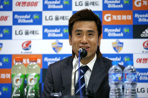 골키퍼 김병지가 18일 울산문수축구경기장에서 열린 K리그 클래식 30라운드 울산현대-포항 스틸러스전에서 은퇴식을 치렀다. 그는 “열 살에 축구를 시작해 청춘을 다 바쳤다. 보람됐고, 값진 시간이었다”고 오랜 선수생활을 되돌아봤다. 사진제공|한국프로축구연맹