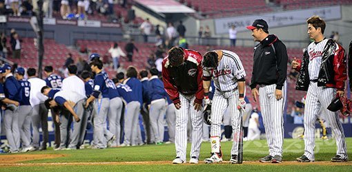 21일 잠실야구장에서 열린 ‘2016 타이어뱅크 KBO 리그’ LG 트윈스와 NC 다이노스의 경기에서 양 팀이 1-1 무승부로 끝났다. 경기 후 양 팀 선수들이 응원 온 팬들을 향해 인사를 하고 있다. 잠실｜김진환 기자 kwangshin00@donga.com