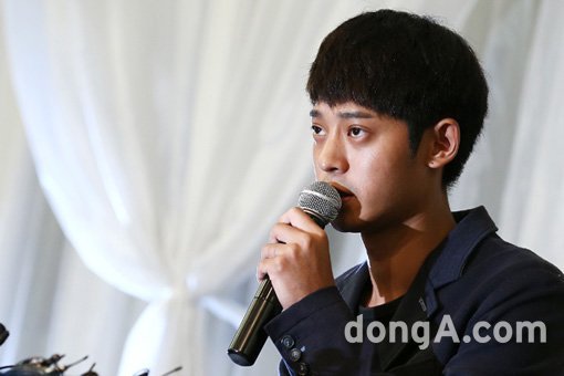 가수 정준영이 25일 오후 서울 강남구 노보텔앰버서더호텔에서 성추문 논란에 대해 기자회견을 열고 입장을 밝히고 있다. 동아닷컴 방지영 기자 doruro@donga.com