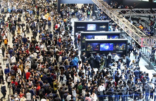 게임전시회 ‘지스타’가 ‘게임, 그 이상을 경험하라’를 슬로건으로 11월17일부터 20일까지 부산 벡스코 전시장에서 열린다. 지난해 열린 지스타 전경.스포츠동아DB