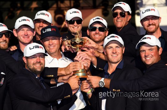미국이 유럽을 꺾고 8년 만에 라이더컵 우승트로피를 들어올렸다. 미국팀 선수들이 3일(한국시간) 미국 미네소타 주 헤이즐틴 골프장에서 끝난 라이더컵에서 우승트로피를 들고 환호하고 있다. 사진=ⓒGettyimages이매진스