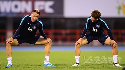 축구대표팀의 ‘톰과 제리’가 다시 뭉쳤다. 1년여 만에 대표팀에 복귀한 김신욱과 ‘에이스’ 손흥민이 카타르와 2018러시아월드컵 아시아 최종예선 3차전(6일)을 사흘 앞둔 3일 수원종합운동장에서 진행된 ‘슈틸리케호’ 소집 첫 날 훈련 중 담소를 나누며 몸을 풀고 있다. 수원 | 김진환 기자 kwnagshin00@donga.com