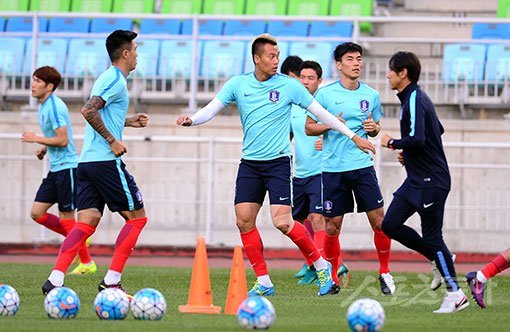 석현준(왼쪽 2번째), 김신욱(왼쪽 3번째)을 비롯한 축구국가대표선수들이 4일 수원월드컵경기장에서 진행된 훈련 도중 가볍게 뛰며 몸을 풀고 있다. 석현준과 김신욱이 울리 슈틸리케 대표팀 감독의 최전방 공격수 고민을 덜어줄지 주목된다. 수원｜김종원 기자 won@donga.com