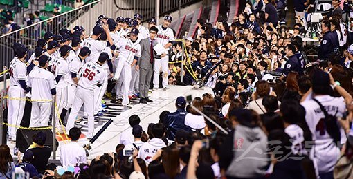 4일 잠실야구장에서 열린 ‘2016 타이어뱅크 KBO 리그’ 두산 베어스와 롯데 자이언츠의 경기에서 두산 정진호의 끝내기 안타에 힘입어 6-5 승리, 92승으로 한시즌 최다승을 경신했다. 경기 후 두산 김태형 감독을 비롯한 선수단이 응원석에 올라가 팬들에게 인사말을 하고 있다. 잠실｜김진환 기자 kwangshin00@donga.com