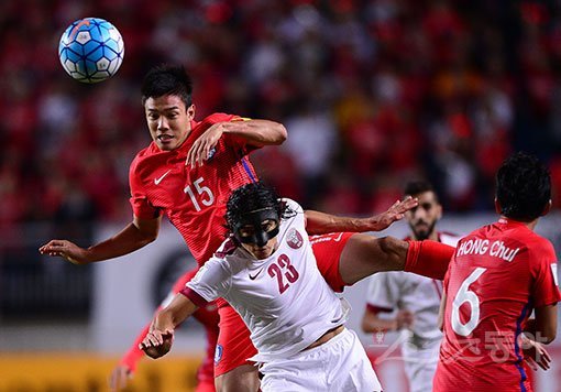 6일 수원월드컵경기장에서 카타르와 2018 국제축구연맹(FIFA) 러시아 월드컵 아시아 최종예선 3차전이 열렸다. 전반 대한민국 홍정호가 카타르 선수와 헤딩 경합을 벌이고 있다. 수원 |김진환 기자 kwangshin00@donga.com