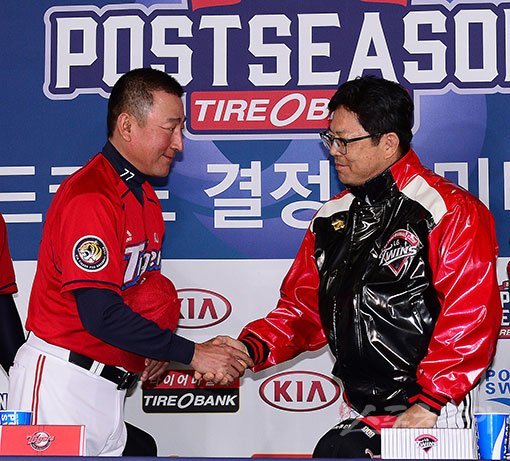 9일 와일드카드 미디어데이에서 만난 KIA 김기태 감독(왼쪽)과 LG 양상문 감독이 악수를 하며 승리를 다짐하듯 미소를 짓고 있다. 잠실|김진환 기자 kwangshin00@donga.com